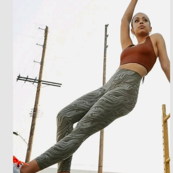 Fabletics Lisa Koshy Ranger Green 7/8 Leggings PowerHold 1x - Picture 1 of 8